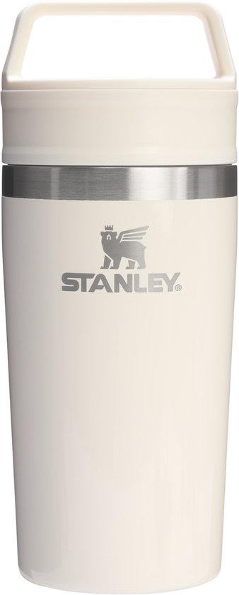 Crèmekleurige Stanley thermosbeker met zilveren band en handvat.