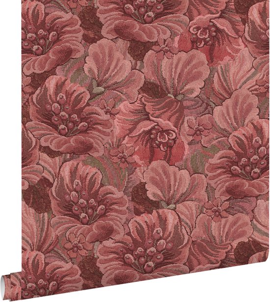 Een rol bordeauxrood bloemenbehang met een gedetailleerd geborduurd patroon.