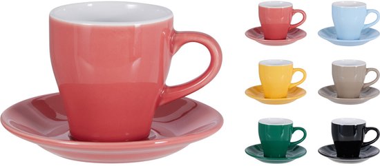 Een grote koraalkleurige kop en schotel, met ernaast kleinere kopjes in roze, lichtblauw, geel, taupe, groen en zwart.