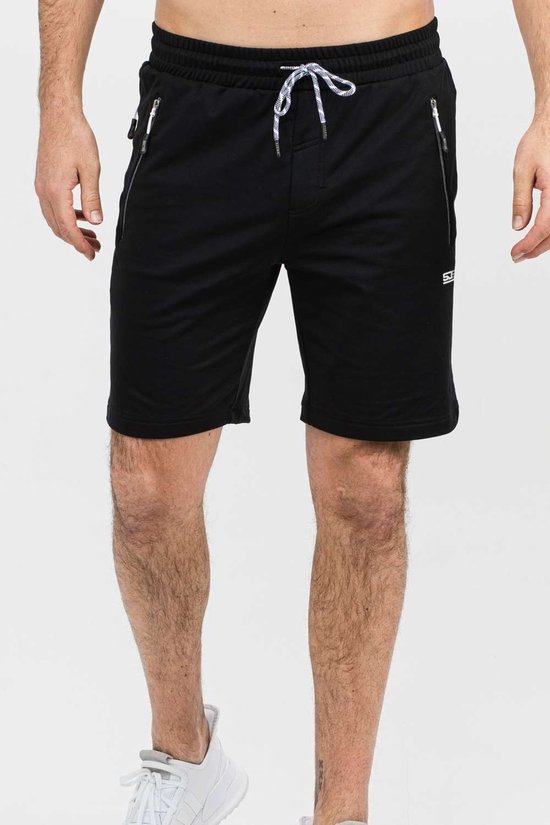 Man draagt een zwarte korte sportbroek met gestreepte koord en ritsen.