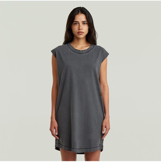 Mannequin portant une robe gris délavé G-Star, avec col rond et finitions noires.