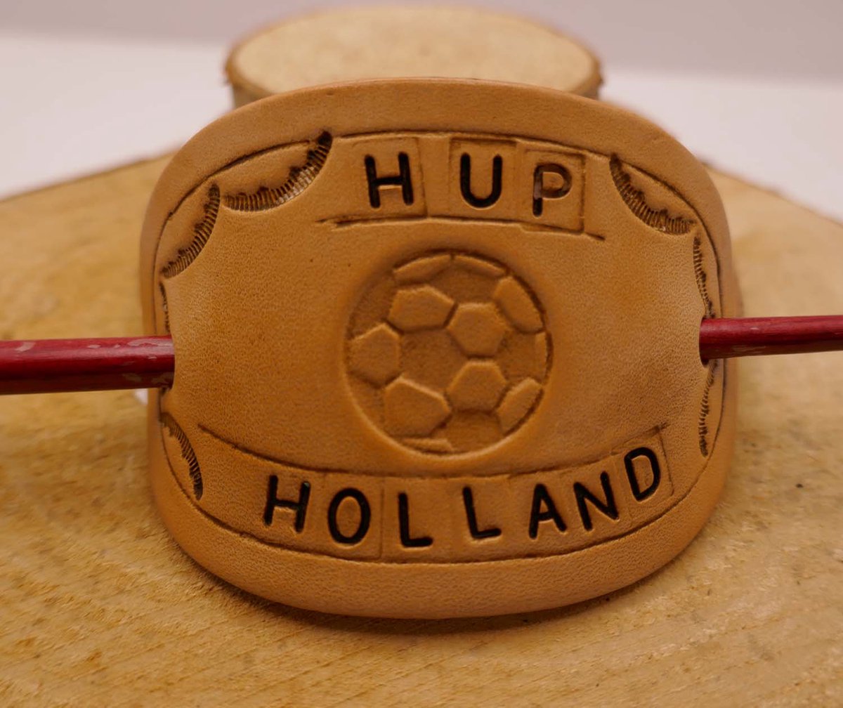WK 2026 voetbal haarspeld Hup HOLLAND met voetbal in de kleur beige met rode haarstok - haarspeld voetbal hup holland - voetbal toernooi haaraccessoires - Nederlandse haarspeld- handgemaakte wk haarspeld + stokje - haarsieraden voor WK 2026