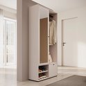 Licht beige halkast met spiegeldeur, hanggedeelte met jas, tas, schoenenrek en een la, in een hal.