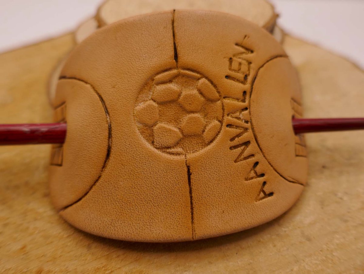 WK 2026 voetbalveld haarspeld AANVALLEN met voetbal in de kleur beige met rode haarstok - haarspeld voetbal aanvallen - voetbal toernooi haaraccessoires - Nederlandse haarspeld- handgemaakte wk haarspeld + stokje - haarsieraden voor WK 2026