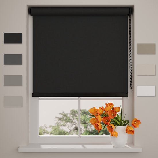 Rideau occultant noir pour une fenêtre. Échantillons de couleur avec différentes teintes de gris, brun et blanc à côté.