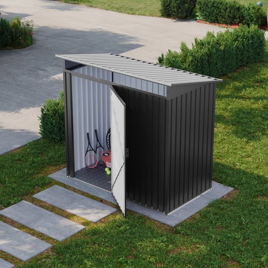Zwarte metalen tuinschuur met open deur, met tennisrackets en ballen binnenin.