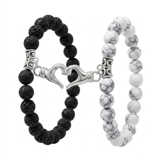 Bracelet en pierre de lave noire et bracelet blanc aspect marbre, reliés par une breloque cœur main.