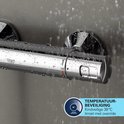 Chroom thermostaatkraan met waterdruppels en 38°C beveiliging.