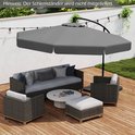 Grijze zweefparasol die een zithoek met banken, fauteuils en een salontafel op een houten terras dekt.