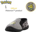 Grijze pantoffel met Pikachu en Pokémon-logo, met tekst 'Official Pokemon™ product'.