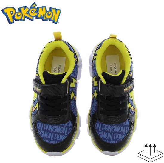 Vooraanzicht van zwarte sneakers met Pikachu, gele voering en klittenbandsluiting.