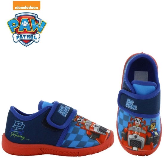 Blauwe Paw Patrol pantoffels met rode zolen en klittenbandsluiting. Met Chase en Marshall op raceauto's.