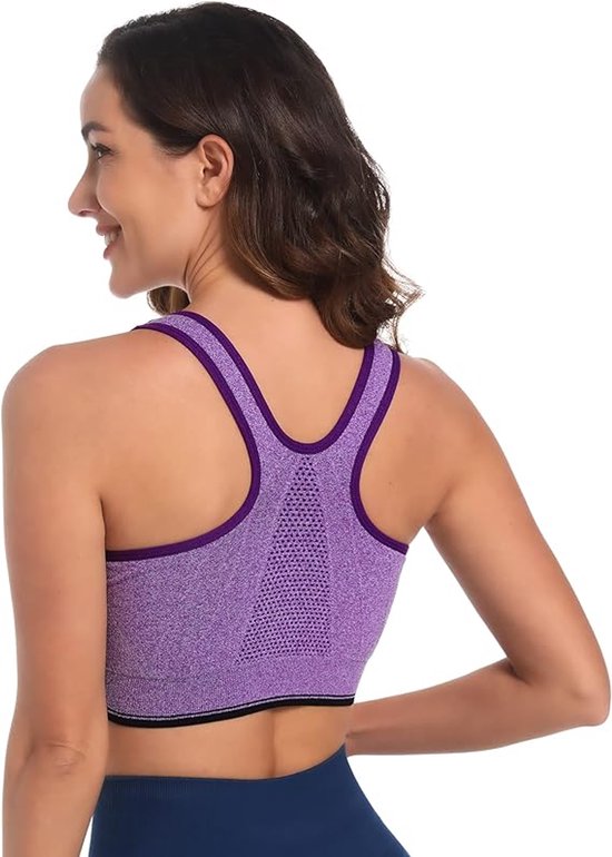 Vrouw met de rug naar voren, draagt een paarse sportbeha met racerback en mesh details.