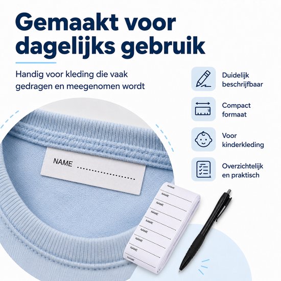 Detail van een lichtblauw t-shirt met een blanco naamlabel. Een rol met naamlabels en een zwarte pen ernaast.