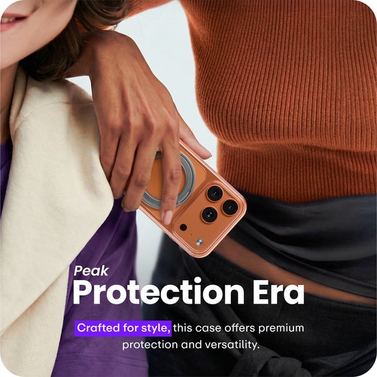 Femme tenant une coque iPhone orange avec anneau MagSafe, 'Peak Protection Era'.