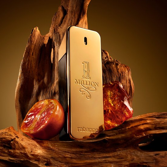 Gouden parfumflesje met '1 Million' logo, omringd door hout en amber.