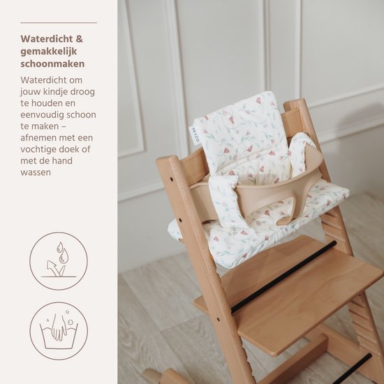 Zitverkleiner met bloemenpatroon op een houten kinderstoel met beige voorgevormde zitting en rugleuning.