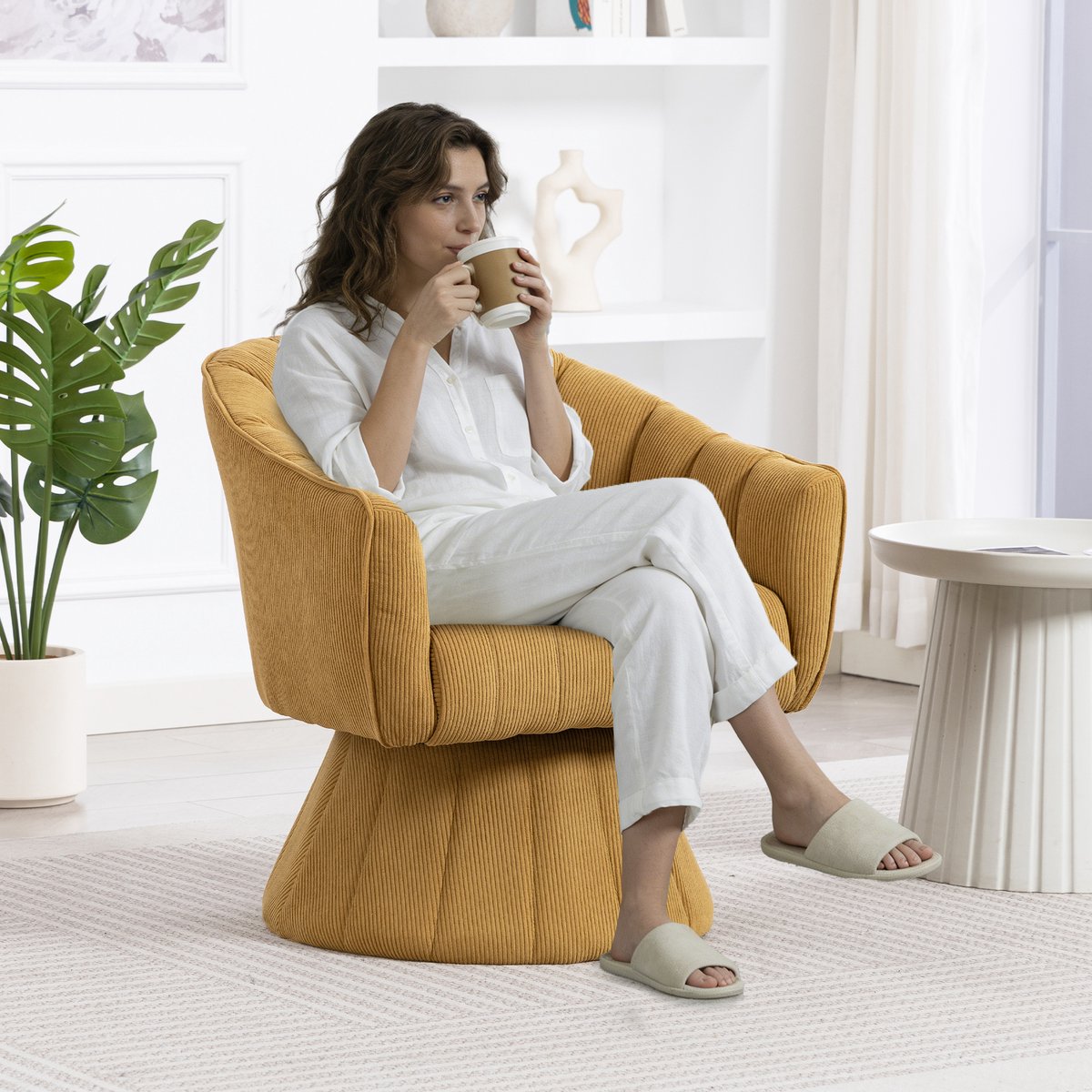 Elegante 360° draaibare bureaustoel met ergonomisch gevormde zit- en rugkussens, omhullende armleuningen, modern design en stabiele voet – ideaal voor op kantoor, in de woonkamer of thuiskantoor. Mosterdgeel