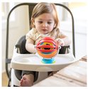 Baby in staelen kinderstoel speelt met een kleurrijke Baby Einstein sticky spinner met rode, oranje, blauwe en gele ringen.