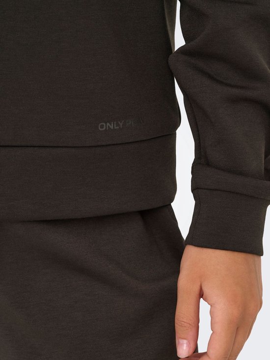 Close-up van de zoom van een donkerbruine hoodie met het 'ONLY PLAY' logo in reliëf.