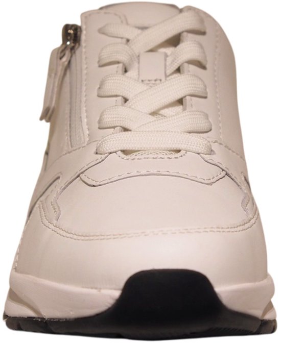 Witte leren sneaker met rits, zwarte neus en witte veters, vooraanzicht.
