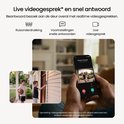 Twee jongens bij de voordeur. Hand houdt smartphone vast met live videoverbinding van deurbel.
