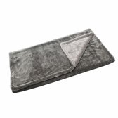 Gevouwen grijze microvezel droogdoek met een zachte textuur.