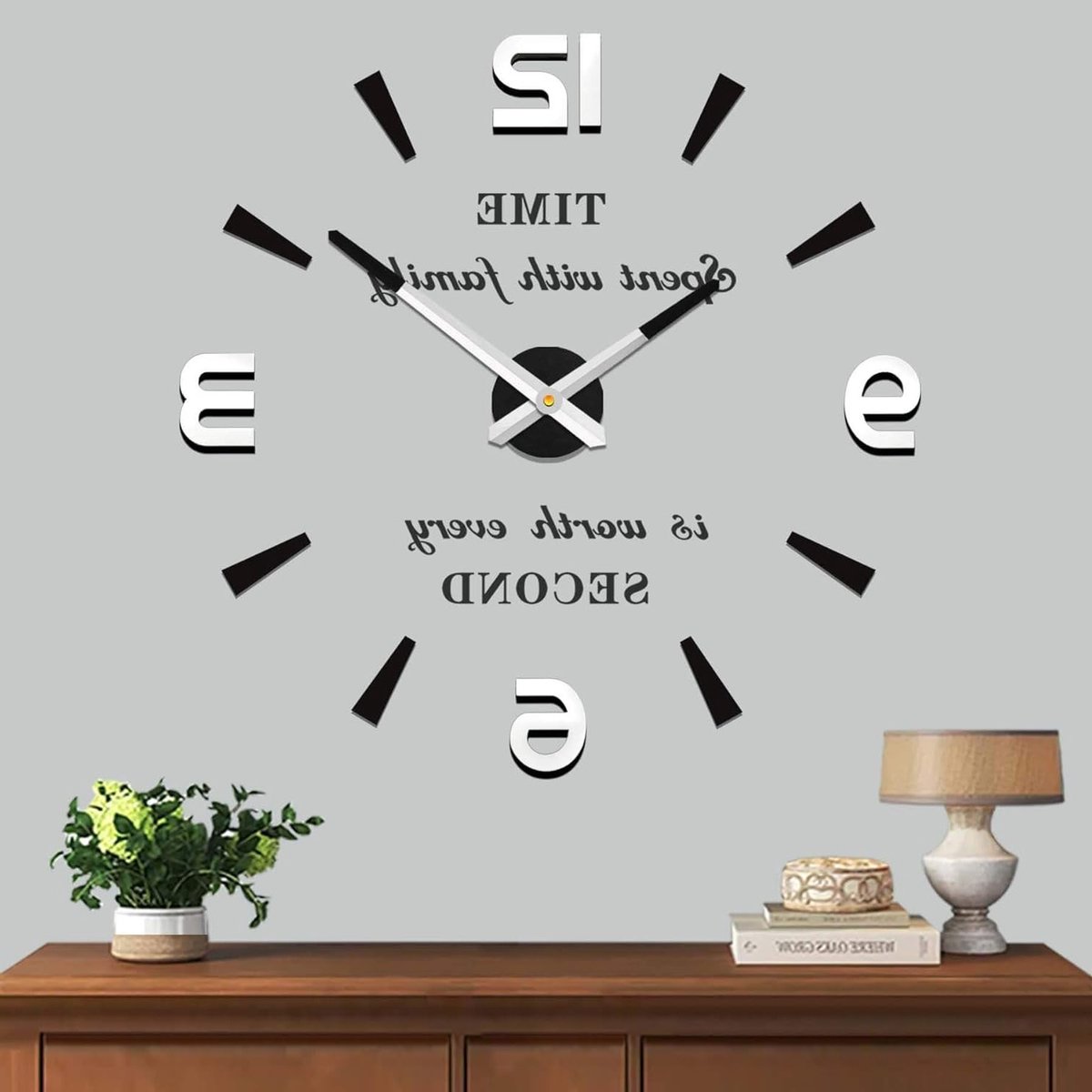 Stijlvolle grote wandklok voor kantoor, modern design, tijdloze uitstraling en praktische functionaliteit