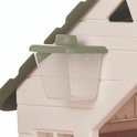 Groen dak met een doorzichtige lamp op een wit speelhuisje.
