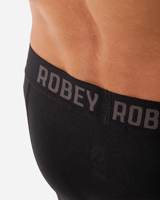 Détail de la ceinture élastique noire avec logo Robey.