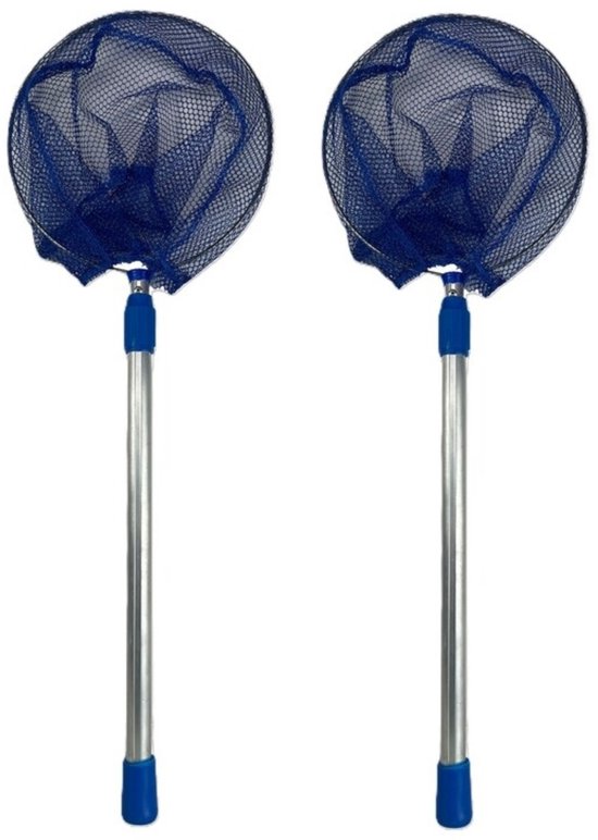 Twee blauwe schepnetten met telescopische, aluminium stelen met blauwe handvatten, geïsoleerd op een witte achtergrond.