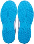 Onderkant van witte en blauwe indoorschoenen voor hockey, met blauwe noppenprofiel.