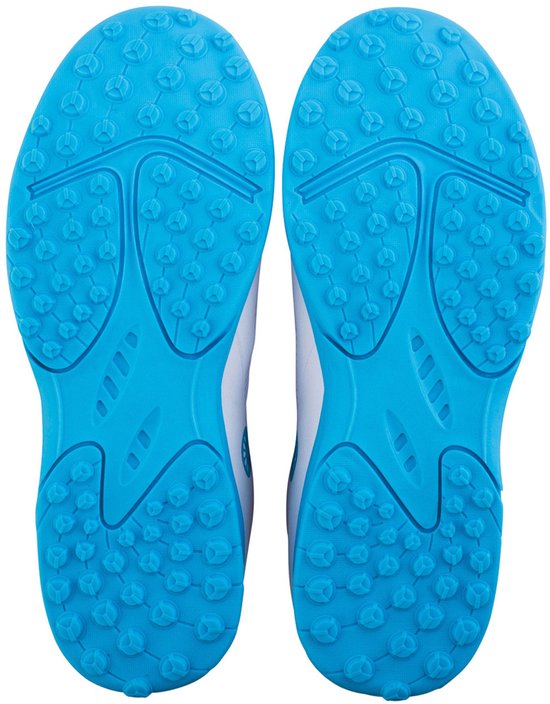 Onderkant van witte en blauwe indoorschoenen voor hockey, met blauwe noppenprofiel.