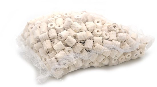 Witte keramische filterbuisjes in een netzak.