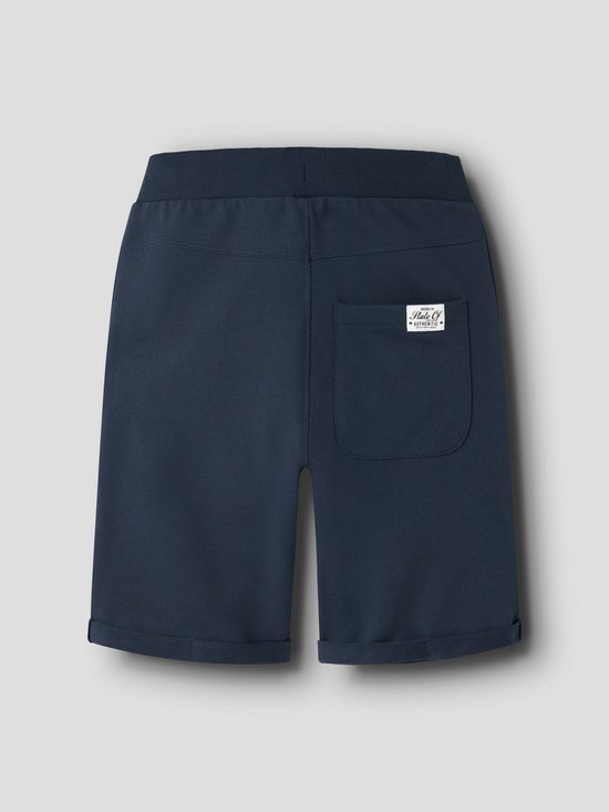 Donkerblauwe shorts met een elastische tailleband en een opgestikte zak achteraan met een label.