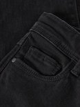 Detailopname van zwarte jeans met een klein zakje, zichtbare stiksels en een metalen knoopje.
