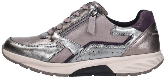 Zij-aanzicht van roze Gabor Rollingsoft sneaker met zilveren en grijze leren panelen.