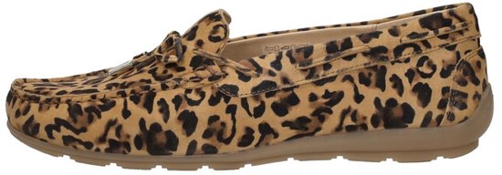 Zijaanzicht van een suède loafer met luipaardprint, afgewerkt met een beige rubberen zool.