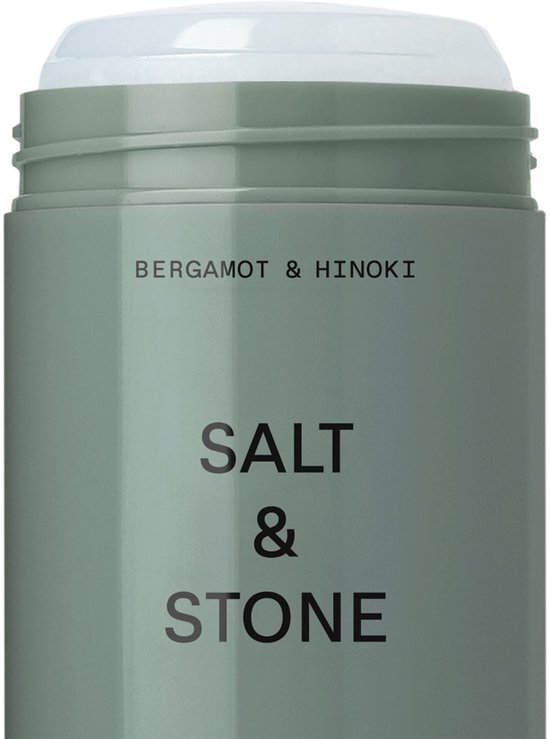 Gedetailleerde opname van een groene Salt & Stone deodorantstick met de tekst "BERGAMOT & HINOKI SALT & STONE DÉODORANT GEL".