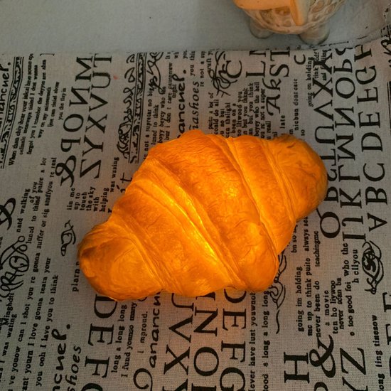 LED nacht licht analoge 3D licht grappig licht slaapkamer bed batterij licht home deco grappige verlichting brood licht - Croissant van Paladone — afbeelding 4