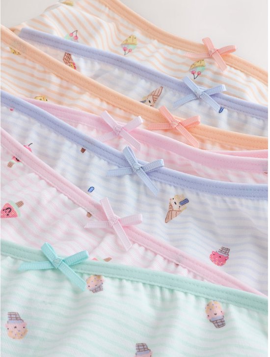 Gedetailleerd aanzicht van diverse slips met pastelkleurige streepjes, strikjes en ijshoorntjes-print.
