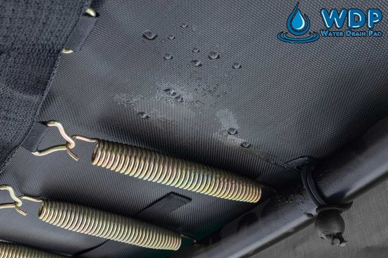 Onderkant van trampoline met zichtbare veren en waterdruppels, met WDP logo.