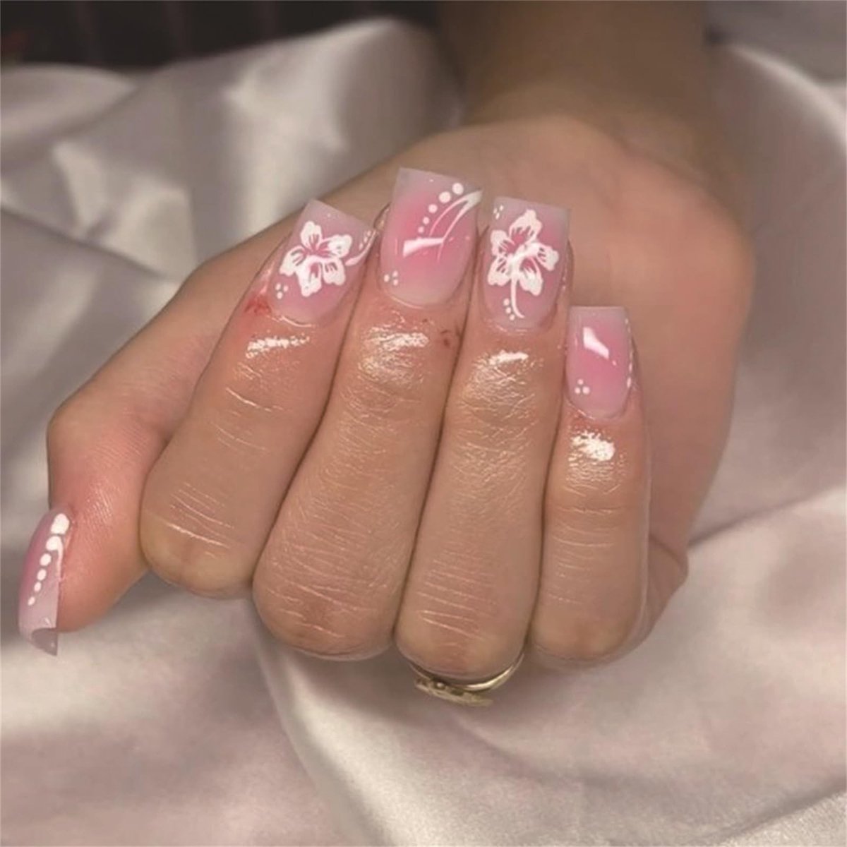 Dailygoods- Nagelstickers - 24 Stuks Korte Bloemen - Zelfklevend - Franse Punt - Kunstnagels - Perfecte Pasvorm - Inclusief Nagelvijl
