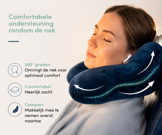 Vrouw met een blauw nekkussen dat 360 graden comfort biedt. Zachte fluwelen stof.