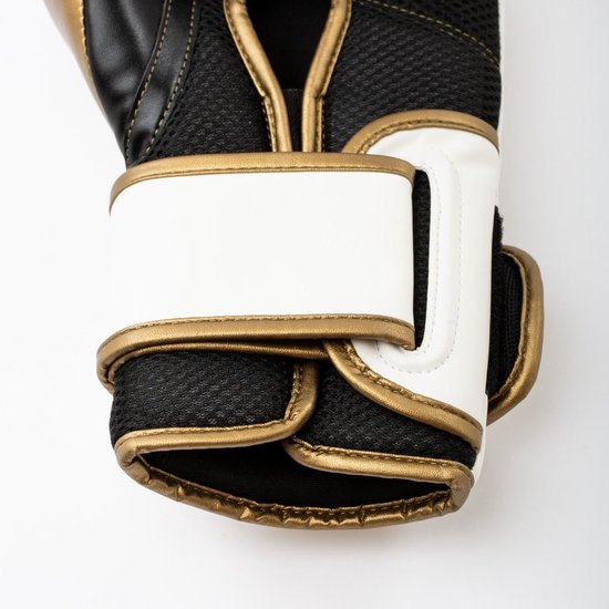 Close-up van de polssluiting van een witte Everlast bokshandschoen met gouden en zwarte details.