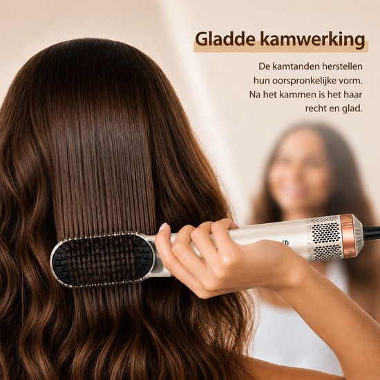 Vrouw kamt haar met een borstelopzetstuk van de haardroger-styler. Haar is glanzend en steil.