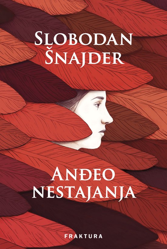 Boek "Anđeo nestajanja" van Slobodan Šnajder, met een gezicht van een vrouw tussen rode veren.