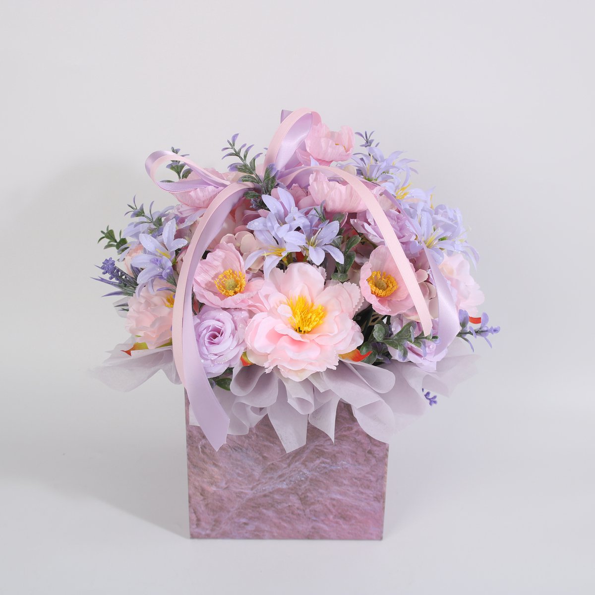 La Roselle Amsterdam Kunstbloemen in Cadeautas – Nepbloemen Boeket met Geurende Kunstbloemen – Roze & Lila Bloemenmix – Luxe Decoratie – Cadeau voor Haar