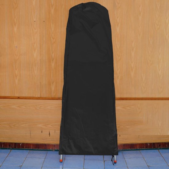 Zwarte ladderhoes, rechtopstaand tegen een houten wand.