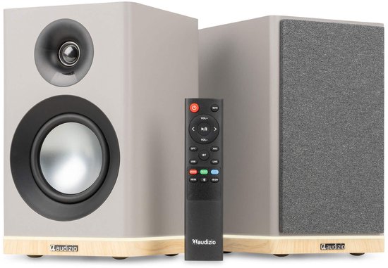 Twee grijze Audizio KS12 luidsprekers met houten basis en afstandsbediening.